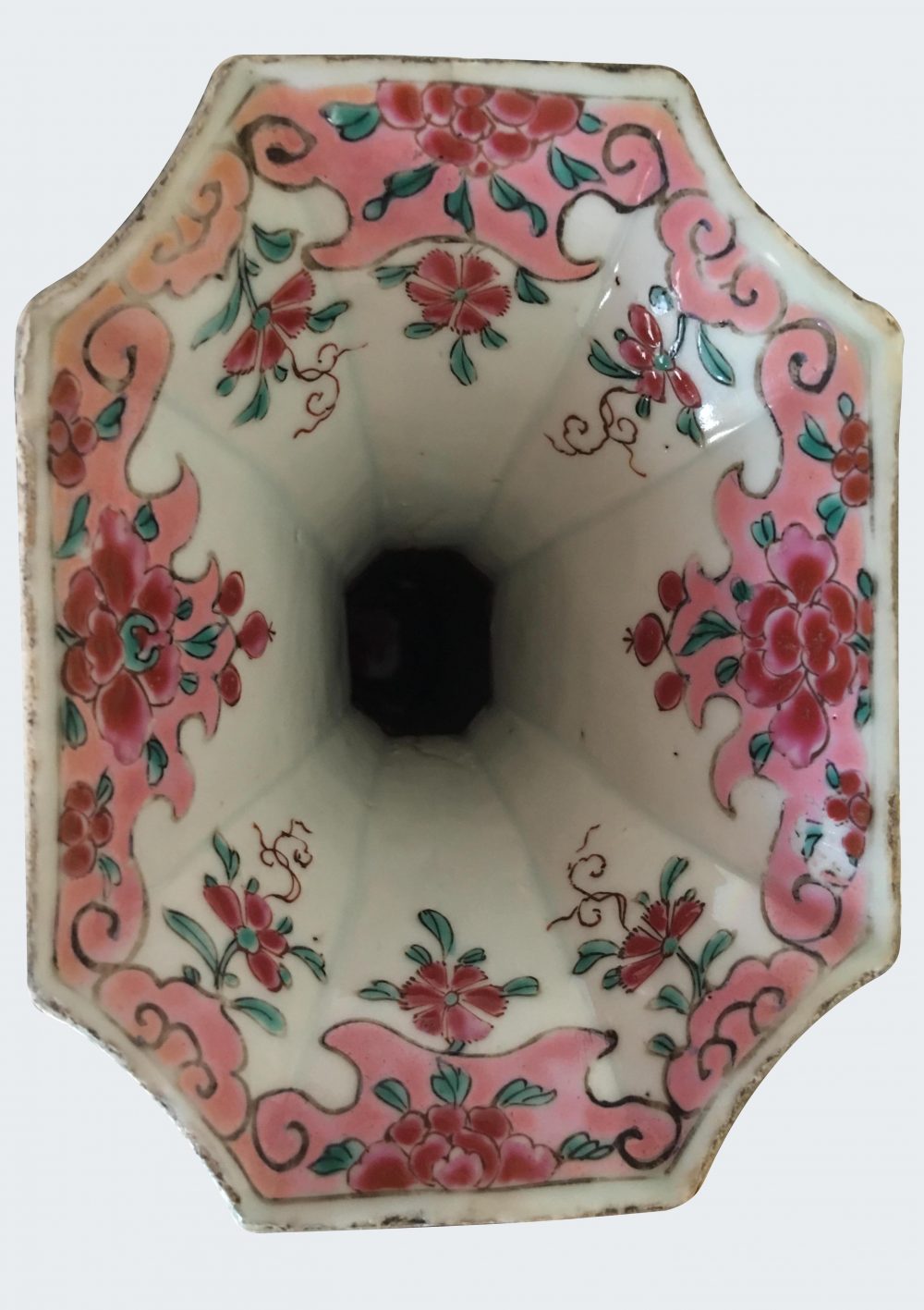 Famille rose Porcelaine Fin de l’époque Yongzheng (1723-1735) ou début de l’époque Qianlong (1735-1795), Chine Famille rose Porcelaine Fin de l’époque Yongzheng (1723-1735) ou début de l’époque Qianlong (1735-1795), Chine
