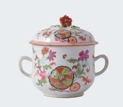 Porcelaine Qianlong (1735-1795), circa 1765, Chine Porcelaine Qianlong (1735-1795), circa 1765, Chine