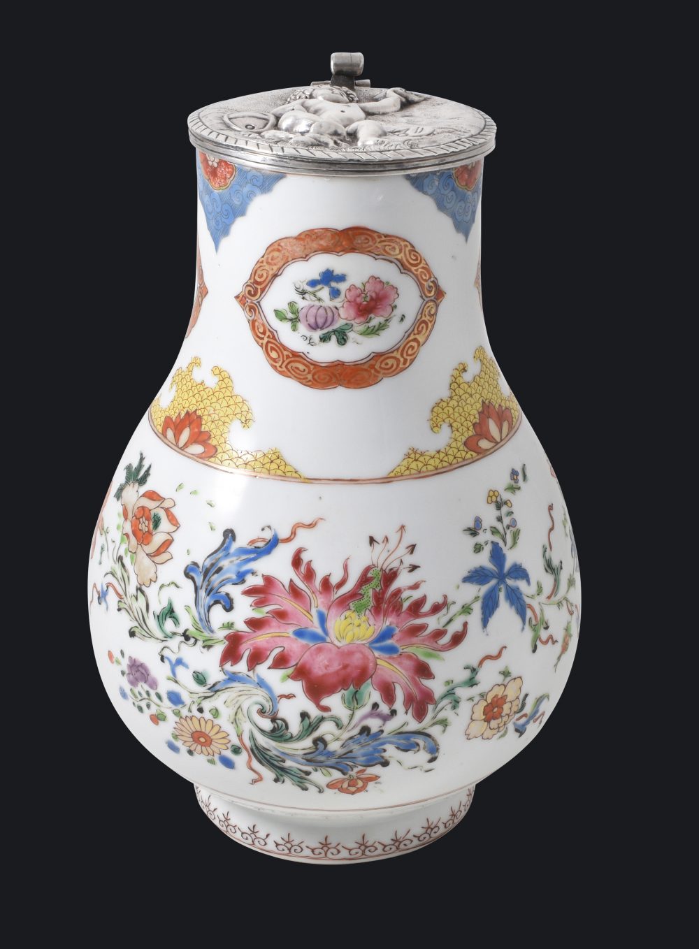 Porcelaine Qianlong (1735-1795), circa 1740, Chine Porcelaine Qianlong (1735-1795), circa 1740, Chine