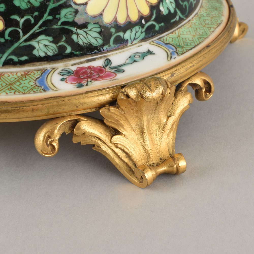 Porcelaine Yongzheng period (1723-1735) pour la porcelaine, France, XIXe siècle pour la monture en bronze doré, Chine Porcelaine Yongzheng period (1723-1735) pour la porcelaine, France, XIXe siècle pour la monture en bronze doré, Chine