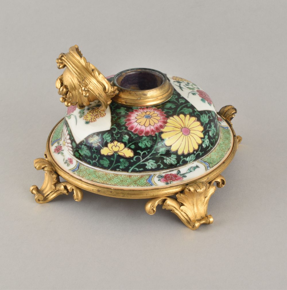 Porcelaine Yongzheng period (1723-1735) pour la porcelaine, France, XIXe siècle pour la monture en bronze doré, Chine