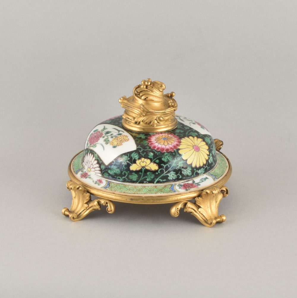Porcelaine Yongzheng period (1723-1735) pour la porcelaine, France, XIXe siècle pour la monture en bronze doré, Chine