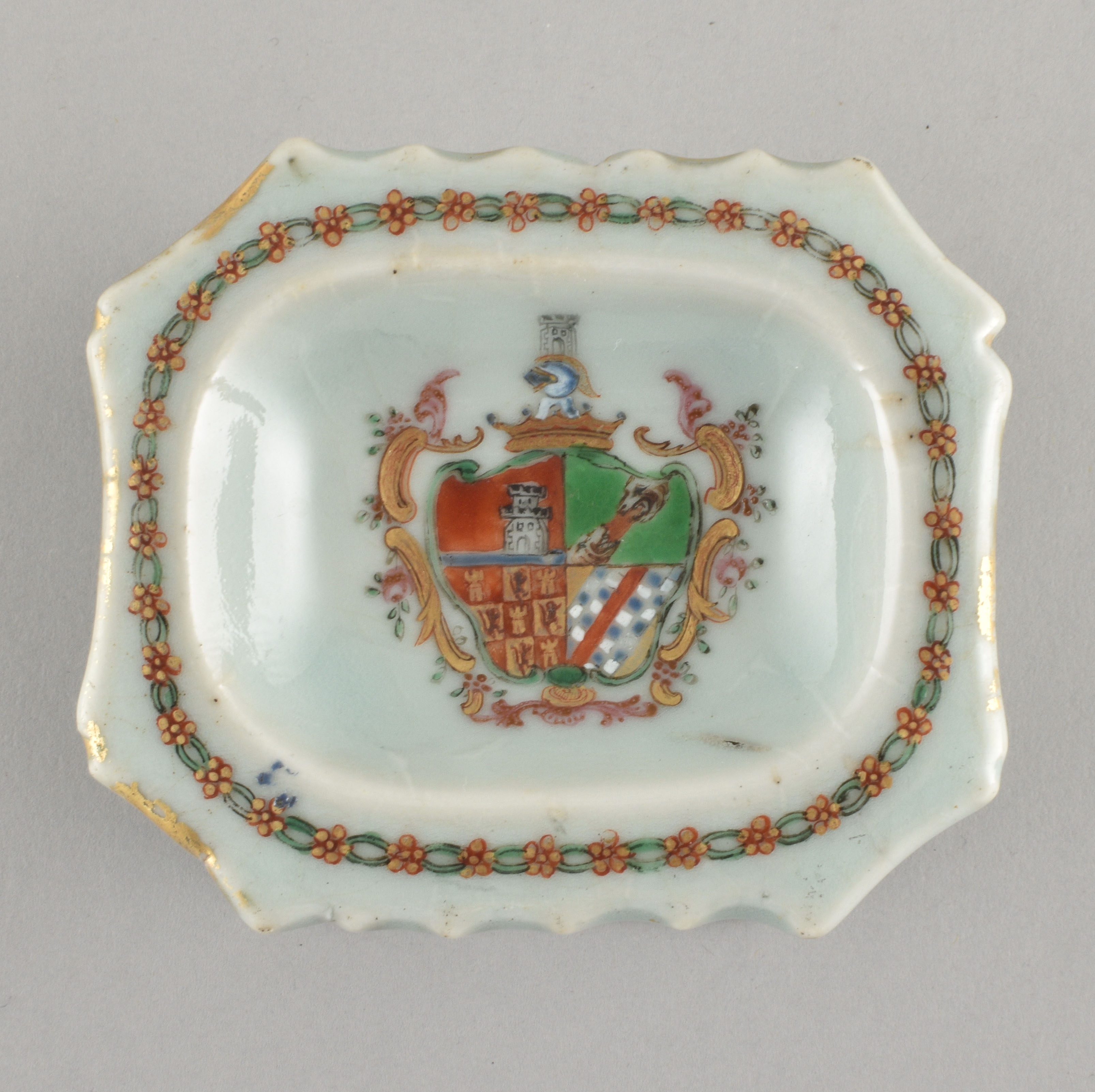 Porcelaine Qianlong (1736-1795), ca. 1775, Chine (pour le marché portugais) Porcelaine Qianlong (1736-1795), ca. 1775, Chine (pour le marché portugais)