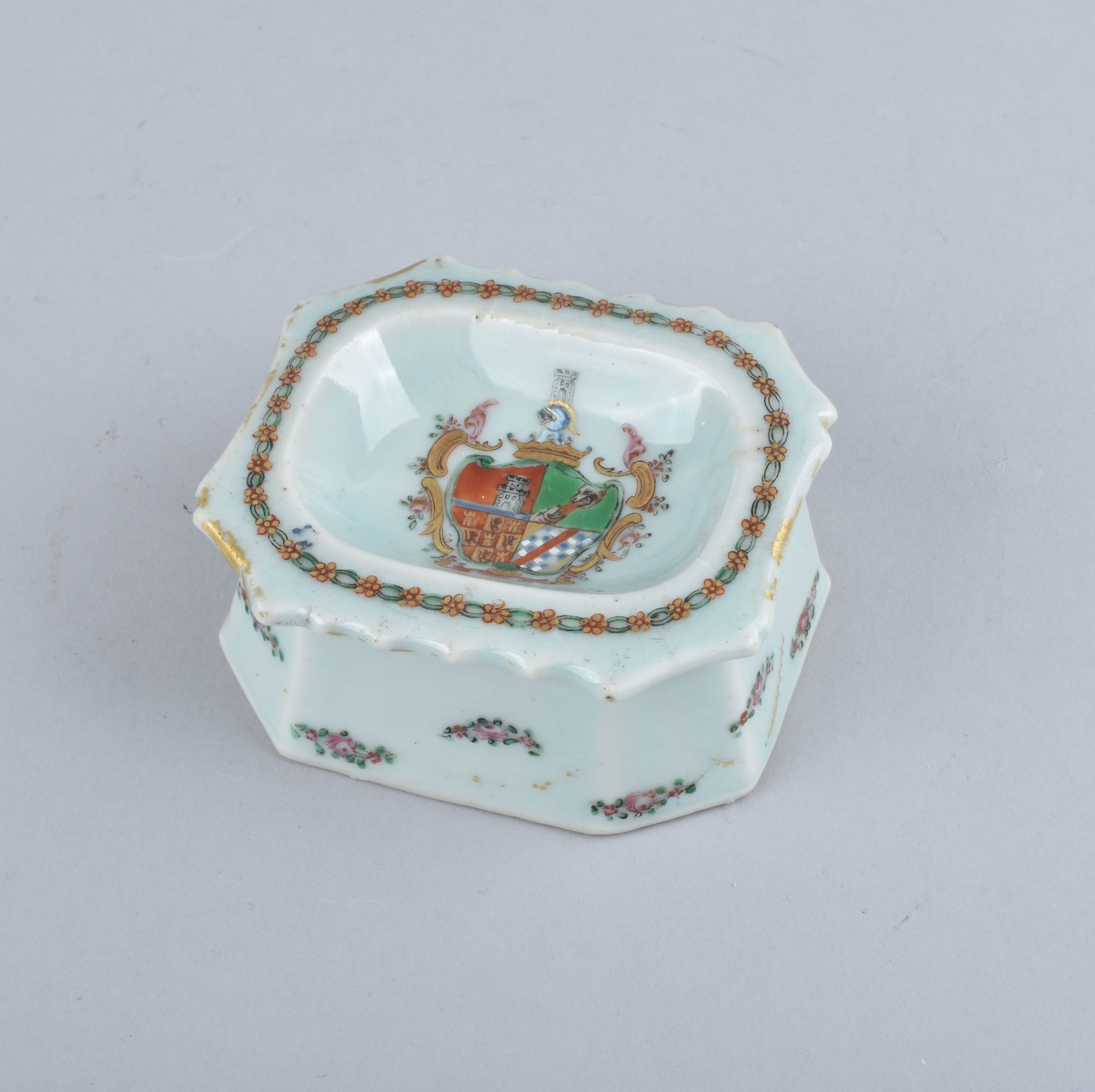 Porcelaine Qianlong (1736-1795), ca. 1775, Chine (pour le marché portugais) Porcelaine Qianlong (1736-1795), ca. 1775, Chine (pour le marché portugais)