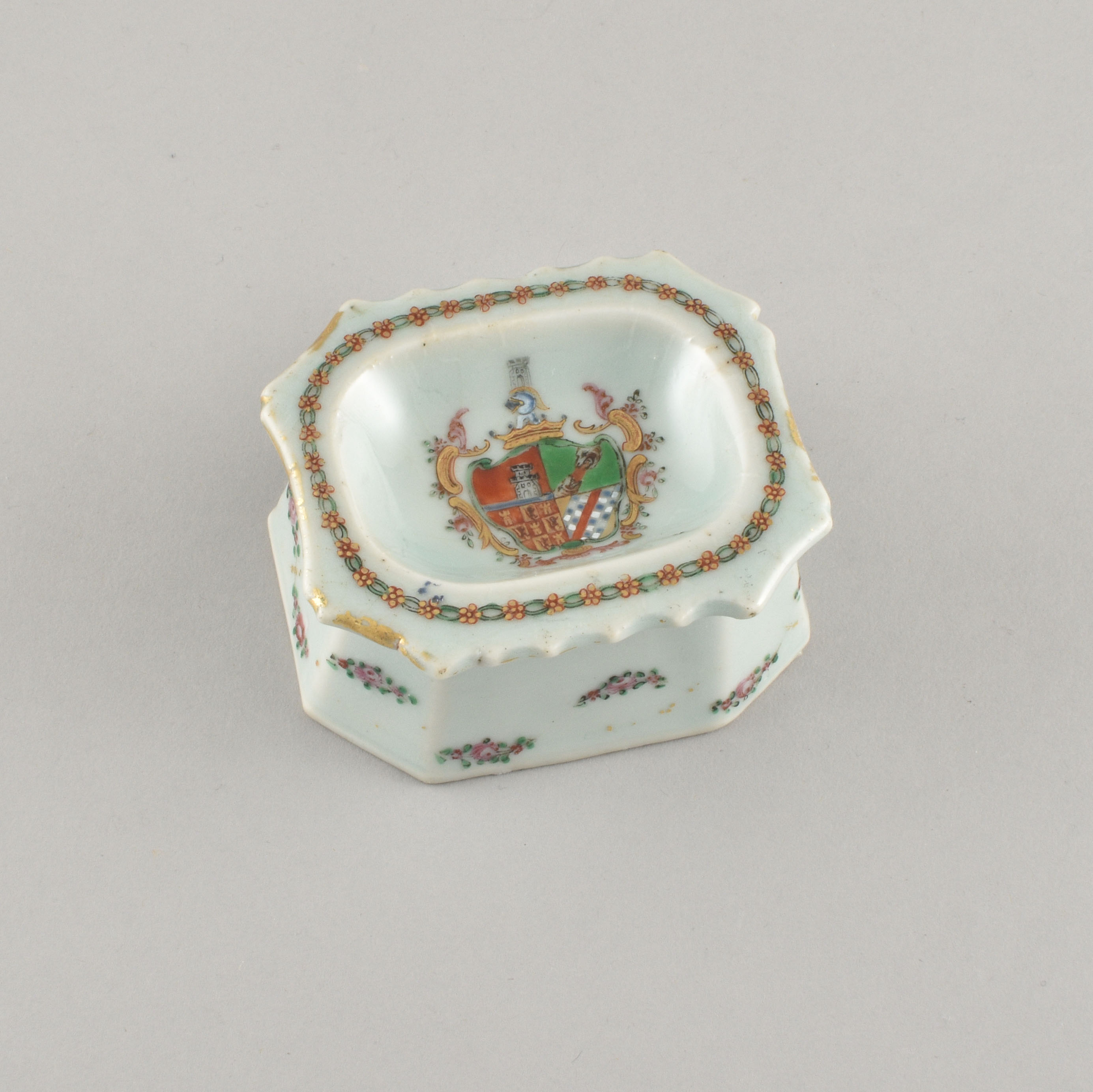 Porcelaine Qianlong (1736-1795), ca. 1775, Chine (pour le marché portugais) Porcelaine Qianlong (1736-1795), ca. 1775, Chine (pour le marché portugais)