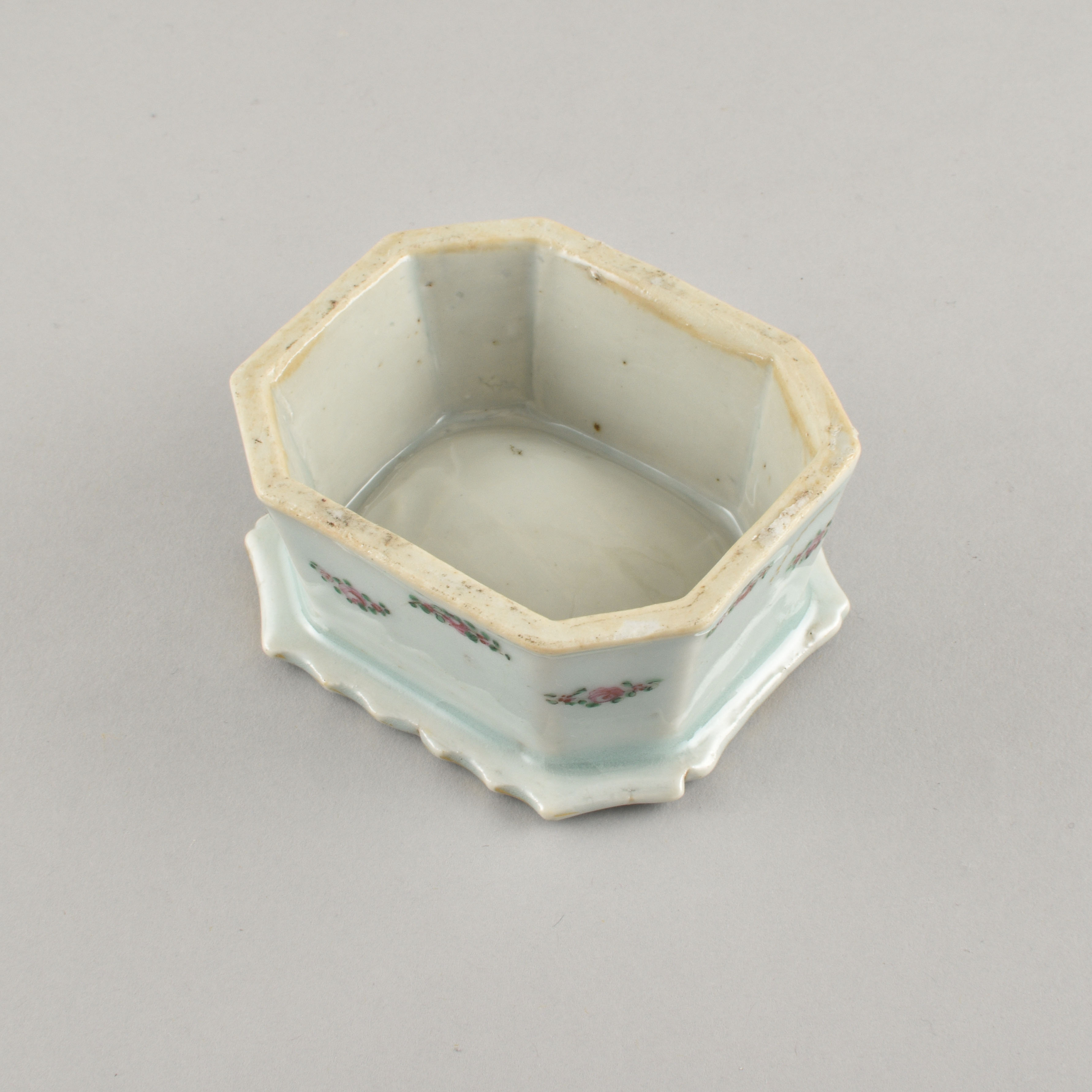 Porcelaine Qianlong (1736-1795), ca. 1775, Chine (pour le marché portugais) Porcelaine Qianlong (1736-1795), ca. 1775, Chine (pour le marché portugais)