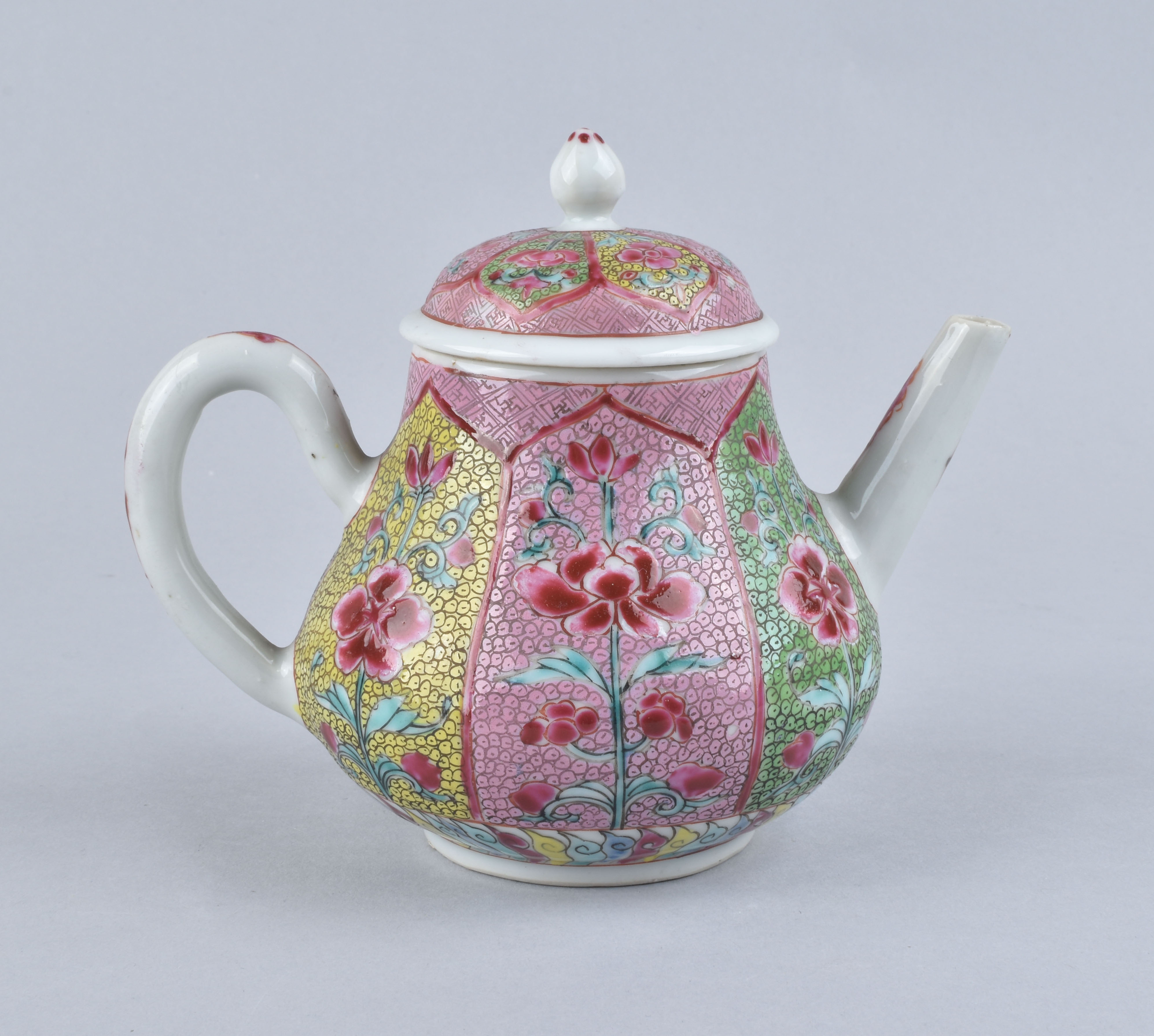 Famille rose Porcelaine (biscuit) Yongzheng (1723-1735), ca. 1735, Chine Famille rose Porcelaine (biscuit) Yongzheng (1723-1735), ca. 1735, Chine