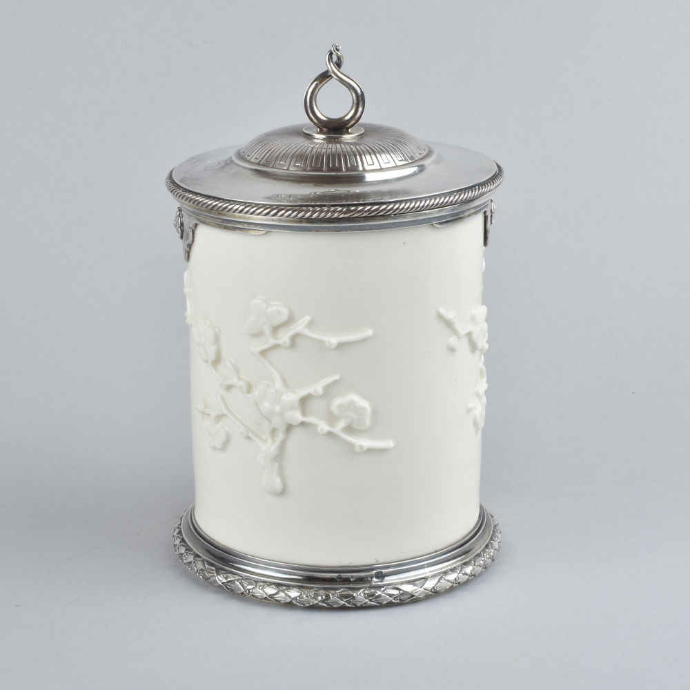 Porcelaine (et monture en argent massif) Kangxi (1662-1722), la monture du XIXe siècle, Chine Porcelaine (et monture en argent massif) Kangxi (1662-1722), la monture du XIXe siècle, Chine