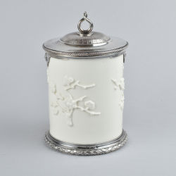 Porcelaine (et monture en argent massif) Kangxi (1662-1722), la monture du XIXe siècle, Chine Porcelaine (et monture en argent massif) Kangxi (1662-1722), la monture du XIXe siècle, Chine