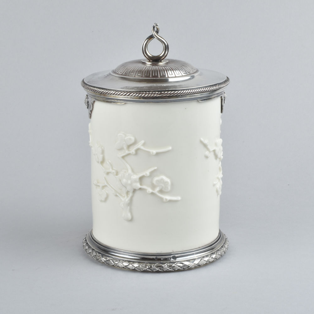 Porcelaine (et monture en argent massif) Kangxi (1662-1722), la monture du XIXe siècle, Chine Porcelaine (et monture en argent massif) Kangxi (1662-1722), la monture du XIXe siècle, Chine