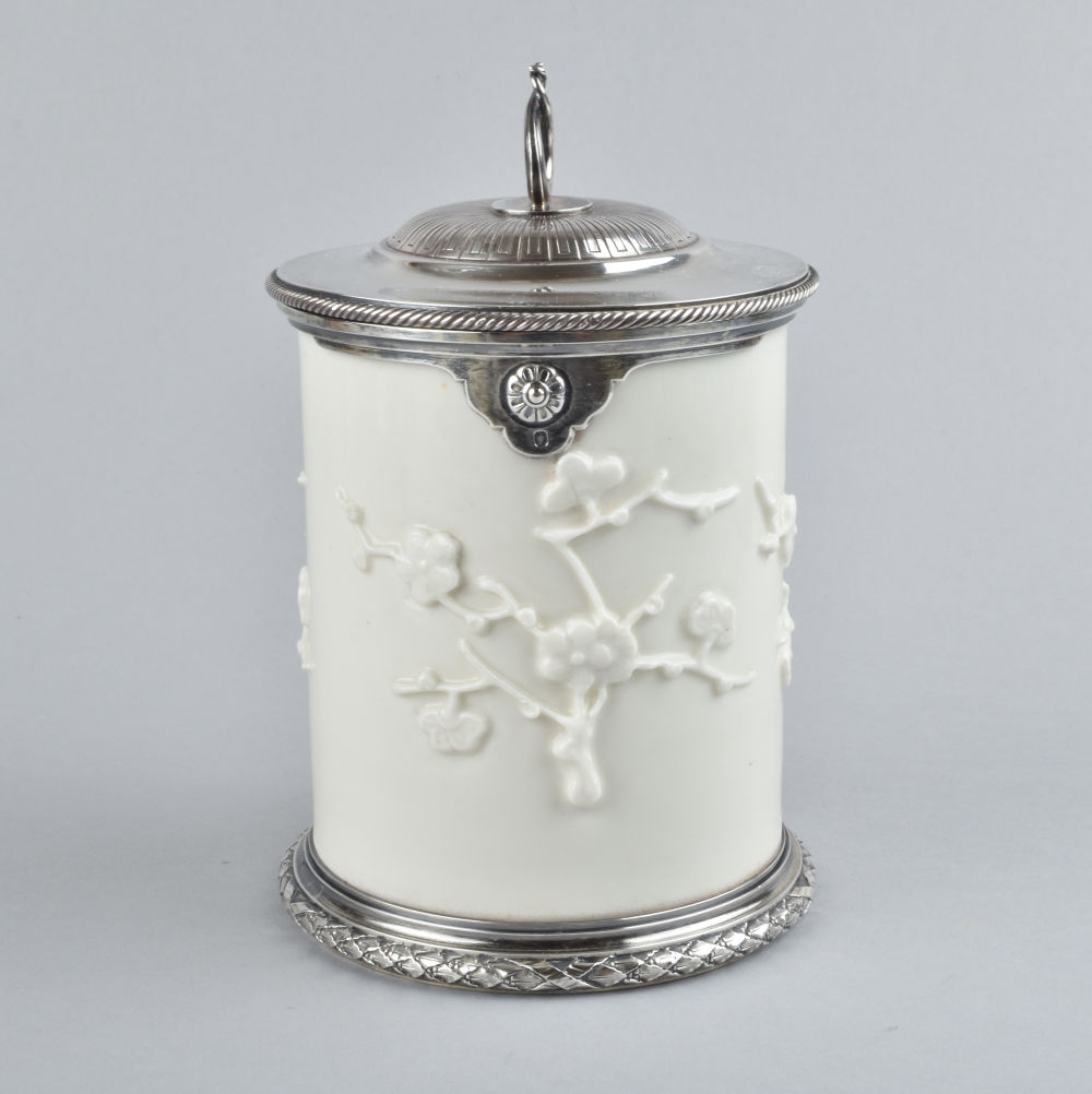 Porcelaine (et monture en argent massif) Kangxi (1662-1722), la monture du XIXe siècle, Chine Porcelaine (et monture en argent massif) Kangxi (1662-1722), la monture du XIXe siècle, Chine