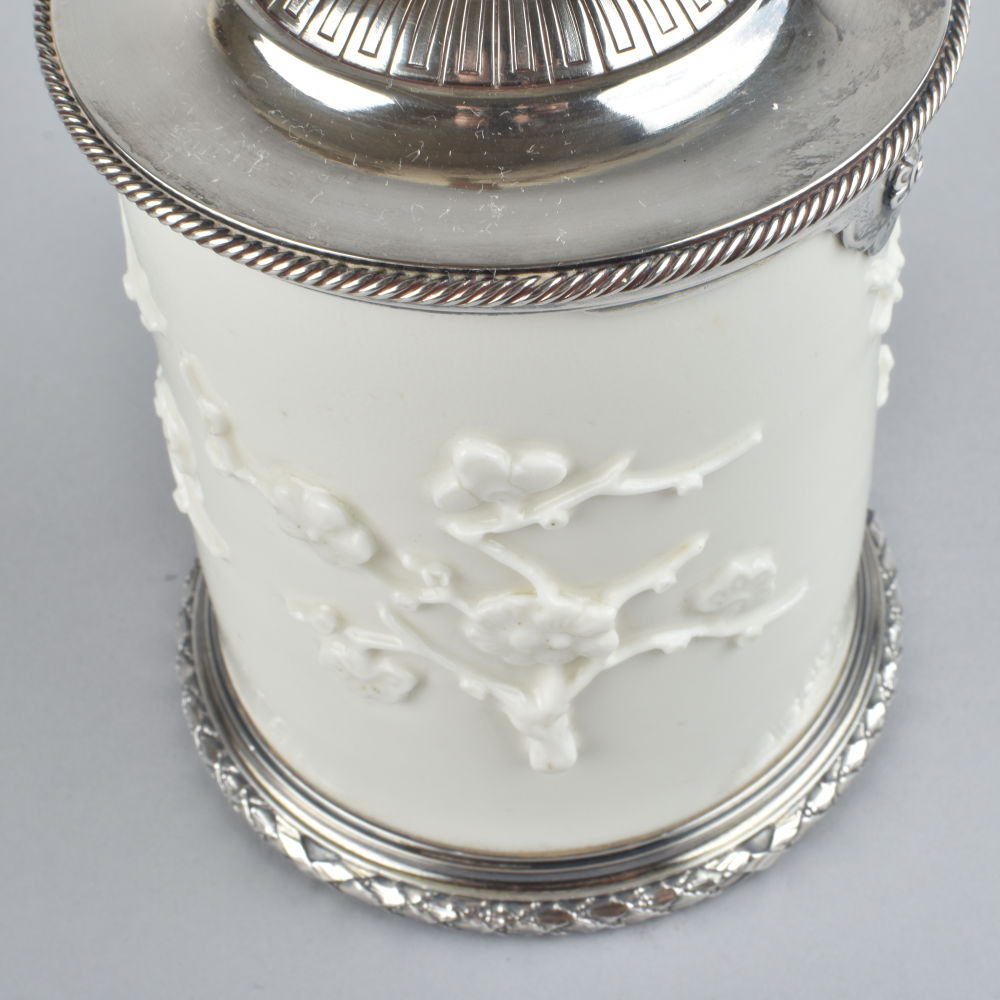 Porcelaine (et monture en argent massif) Kangxi (1662-1722), la monture du XIXe siècle, Chine Porcelaine (et monture en argent massif) Kangxi (1662-1722), la monture du XIXe siècle, Chine