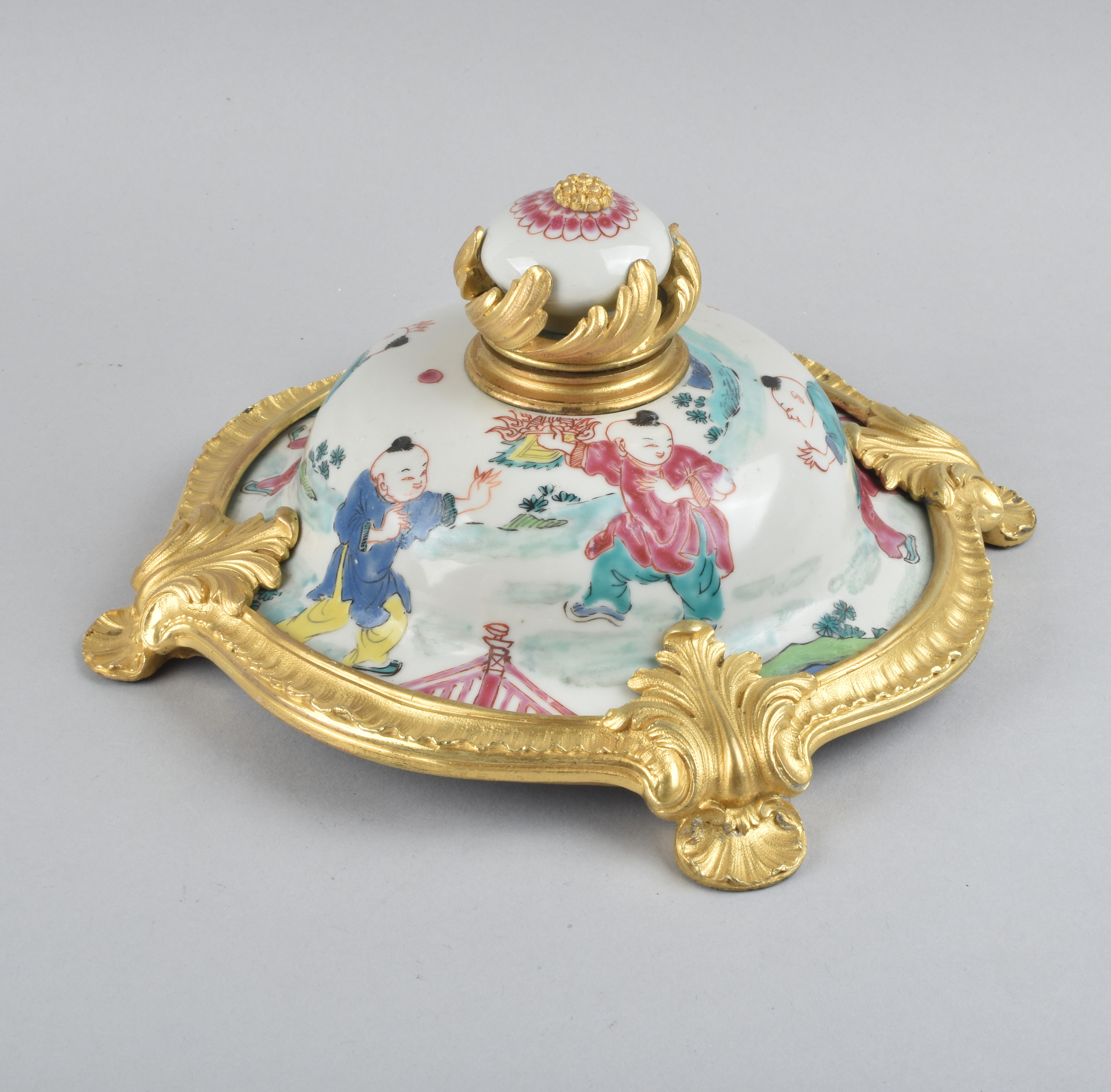 Porcelaine  Yongzheng period (1723-1735) pour la porcelaine, France, XIXe siècle pour la monture en bronze doré, Chine